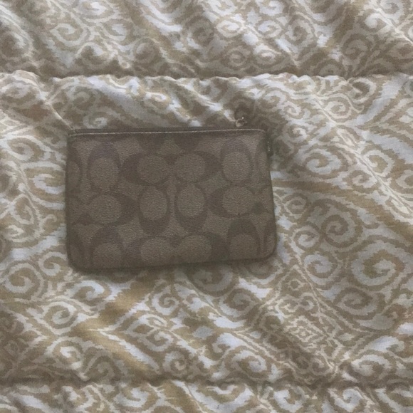 Wristlet missing strap😫 - Picture 2 of 4